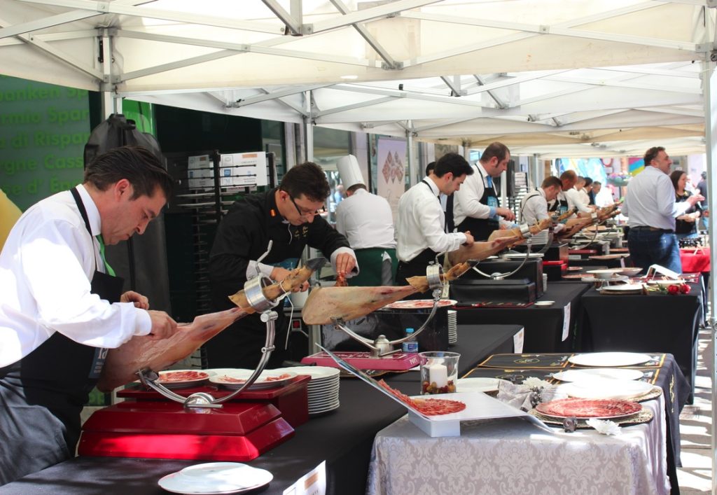 El IX Certamen Mundial del Jamón ‘Ciudad de Estepona’ arranca este jueves con 65 expositores y 200 cortadores profesionales