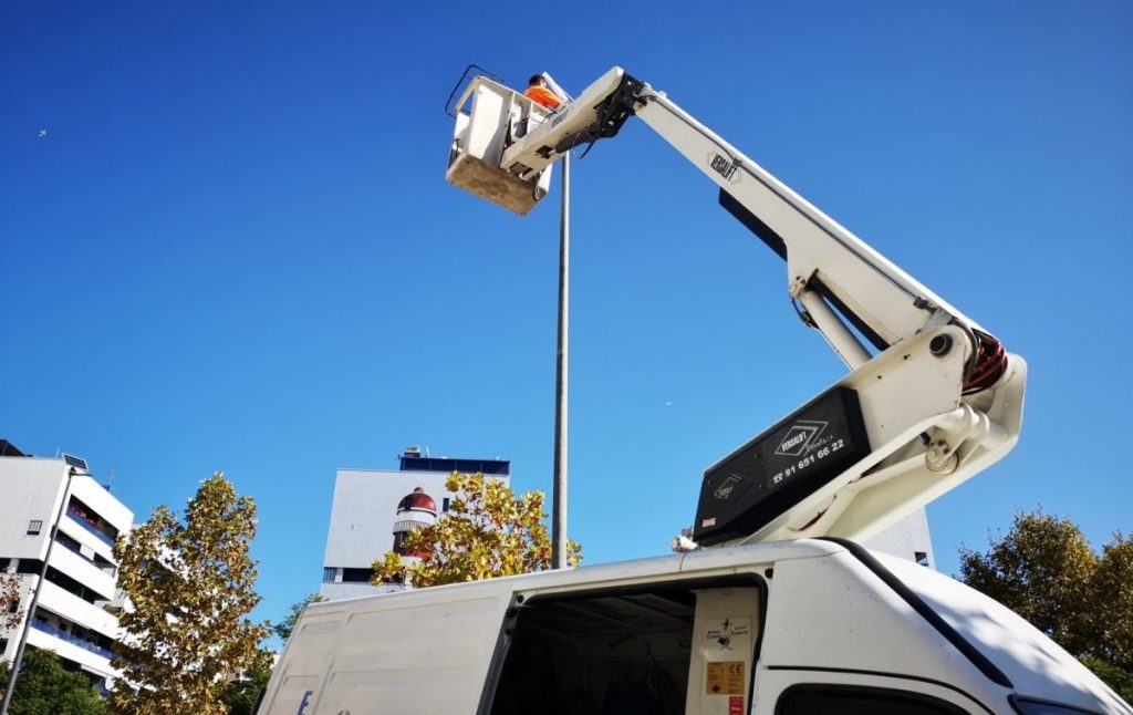 Estepona adjudica por 118.116 euros la instalación de 247 farolas solares en 13 calles del municipio