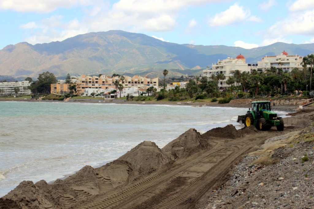 El Ayuntamiento de Estepona plantea asumir la redacción de los proyectos para proteger su litoral y mejorar las playas