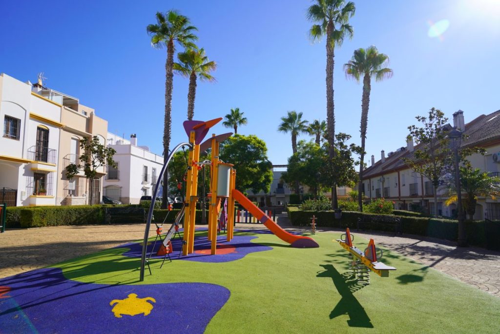 Concluye la primera parte del plan de modernización de los parques infantiles de Estepona
