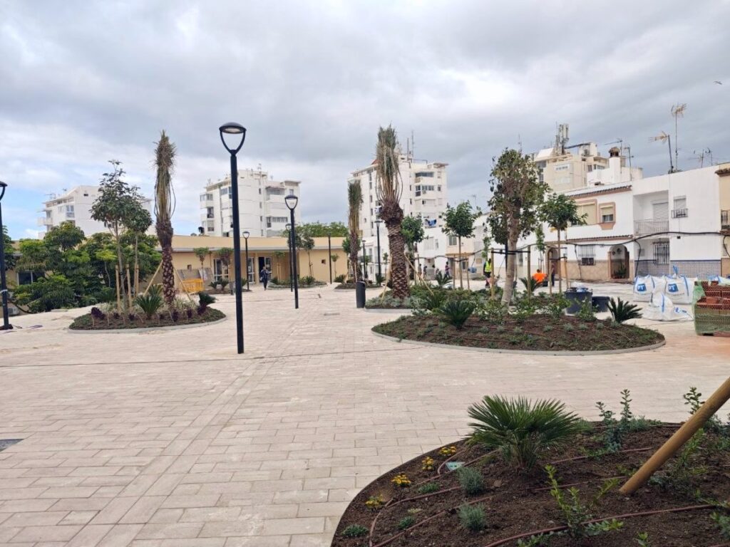 Estepona culmina la remodelación del entorno de Cristóbal Colón y María de Maeztu con nuevo pavimento, saneamiento y zonas verdes