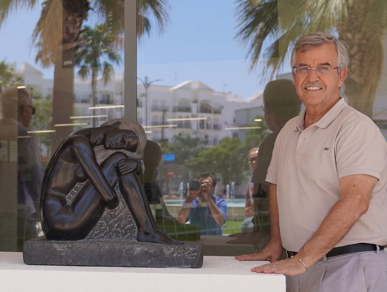 Estepona expone treinta esculturas de Santiago de Santiago en sus calles tras sumar cinco obras