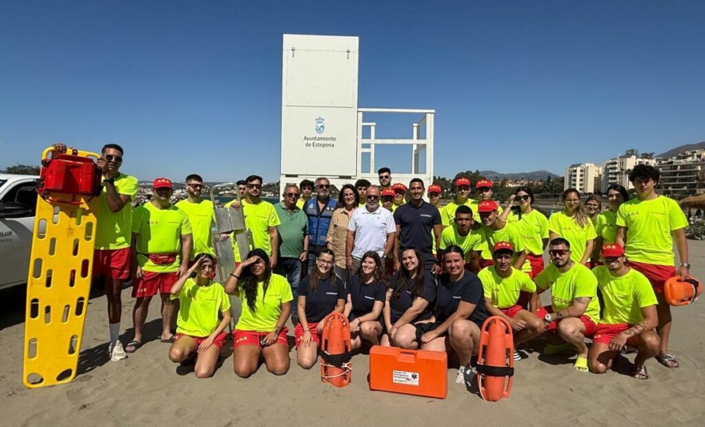En las playas de Estepona se activa el salvamento con una treintena de socorristas hasta septiembre
