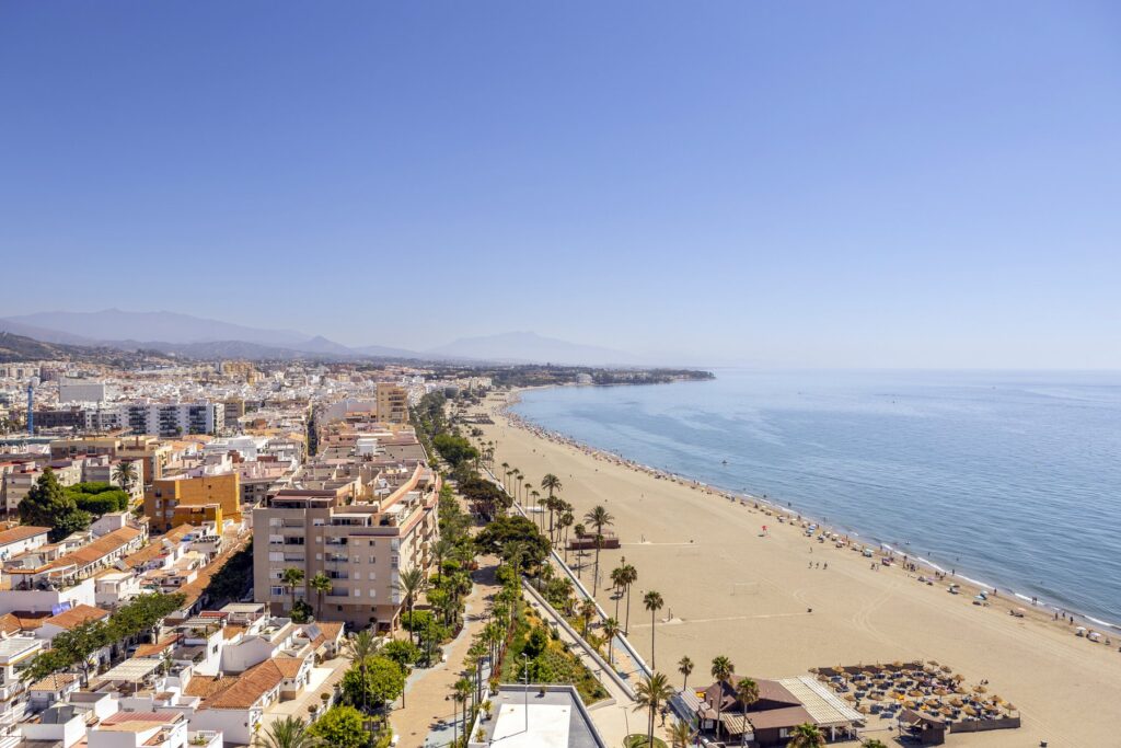 Estepona adjudica pasarelas de hormigón de 1,80 metros para sus playas por 414.304 euros